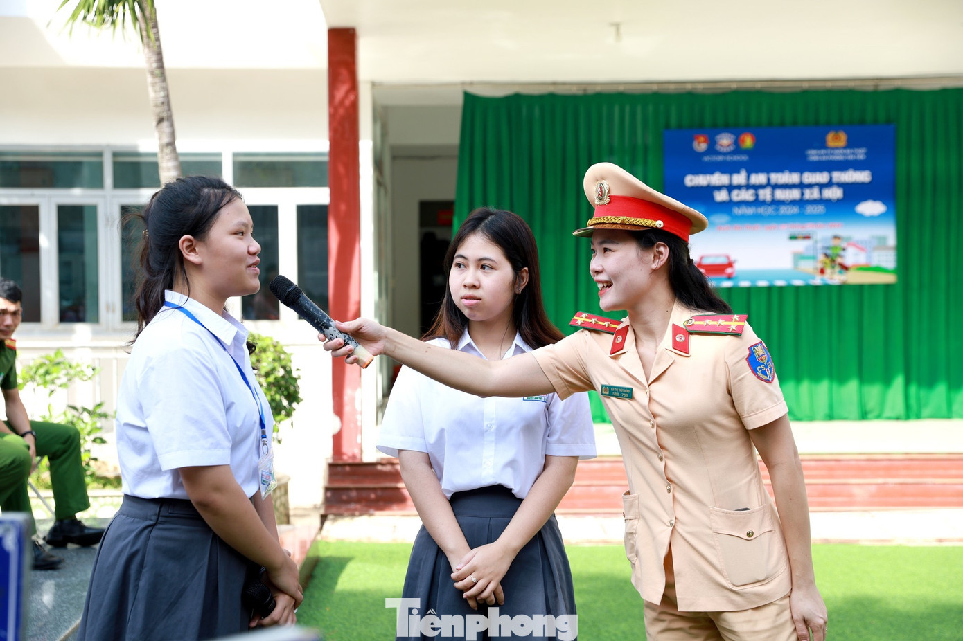 Thành Đoàn Buôn Ma Thuột phối hợp với công an tổ chức các buổi tuyên truyền ATGT tại các trường học, xây dựng hơn 21 cổng trường về ATGT. Thành Đoàn Buôn Ma Thuột phối hợp với công an tổ chức các buổi tuyên truyền ATGT tại các trường học, xây dựng hơn 21 cổng trường về ATGT.