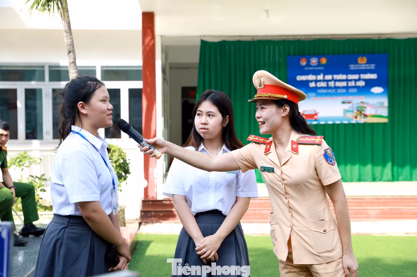 Thành Đoàn Buôn Ma Thuột phối hợp với công an tổ chức các buổi tuyên truyền ATGT tại các trường học, xây dựng hơn 21 cổng trường về ATGT.