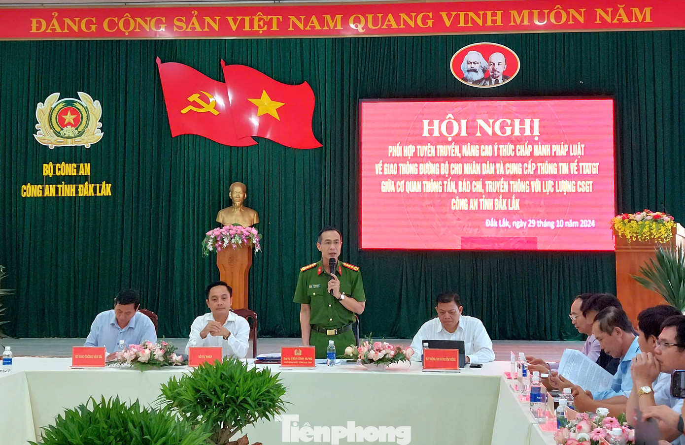 Đại tá Trần Bình Hưng - Phó Giám đốc Công an tỉnh Đắk Lắk trao đổi tại hội nghị. Đại tá Trần Bình Hưng - Phó Giám đốc Công an tỉnh Đắk Lắk trao đổi tại hội nghị.