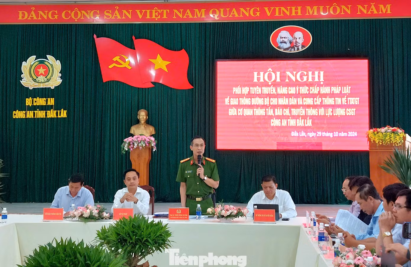 Đại tá Trần Bình Hưng - Phó Giám đốc Công an tỉnh Đắk Lắk trao đổi tại hội nghị.