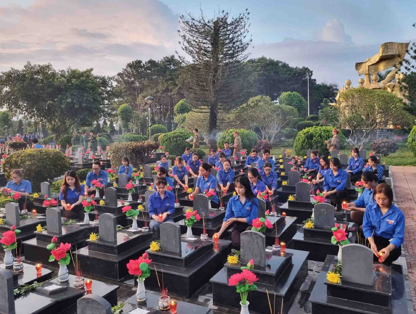 Hàng nghìn bạn trẻ Đắk Lắk thắp nến tri ân các anh hùng liệt sĩ