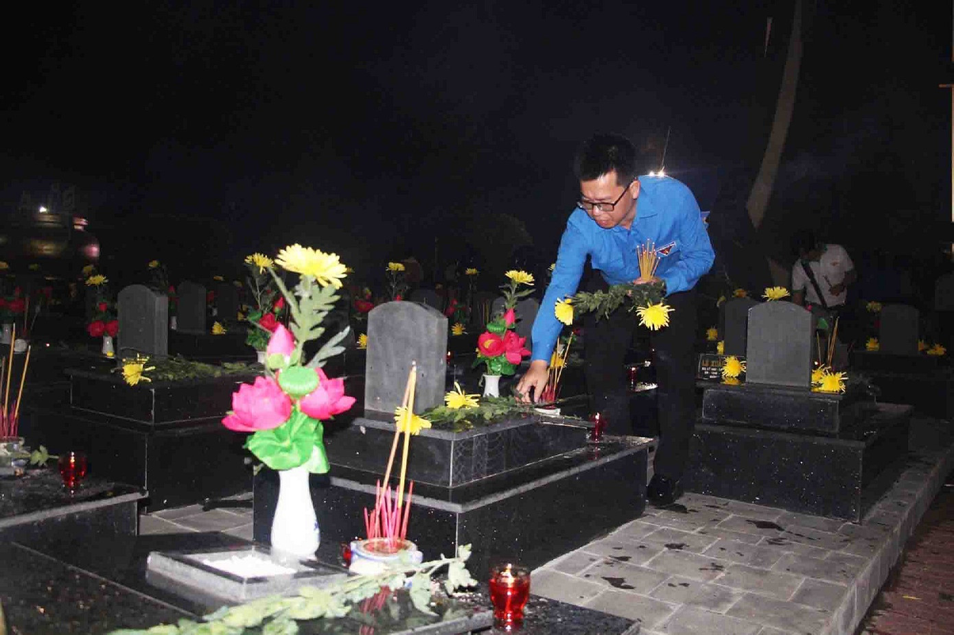 Anh Lê Thanh Tú, Trưởng ban Thanh niên xung phong Trung ương Đoàn thắp nến tri ân tại nghĩa trang liệt sĩ tỉnh Đắk Lắk