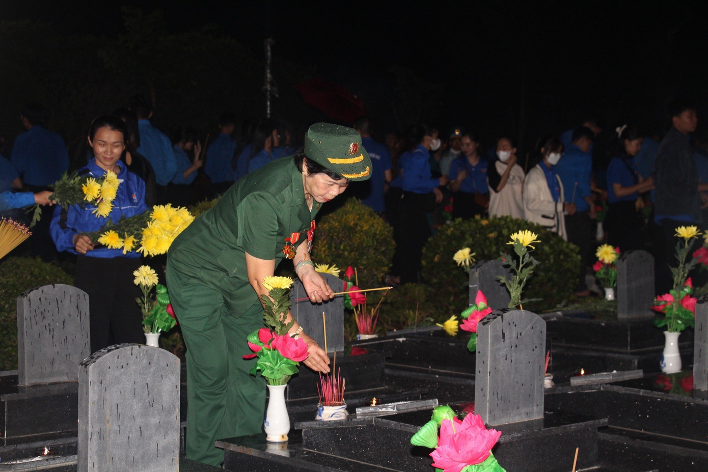 Các nghĩa trang liệt sĩ toàn tỉnh được thắp lên những ngọn nến ấm áp