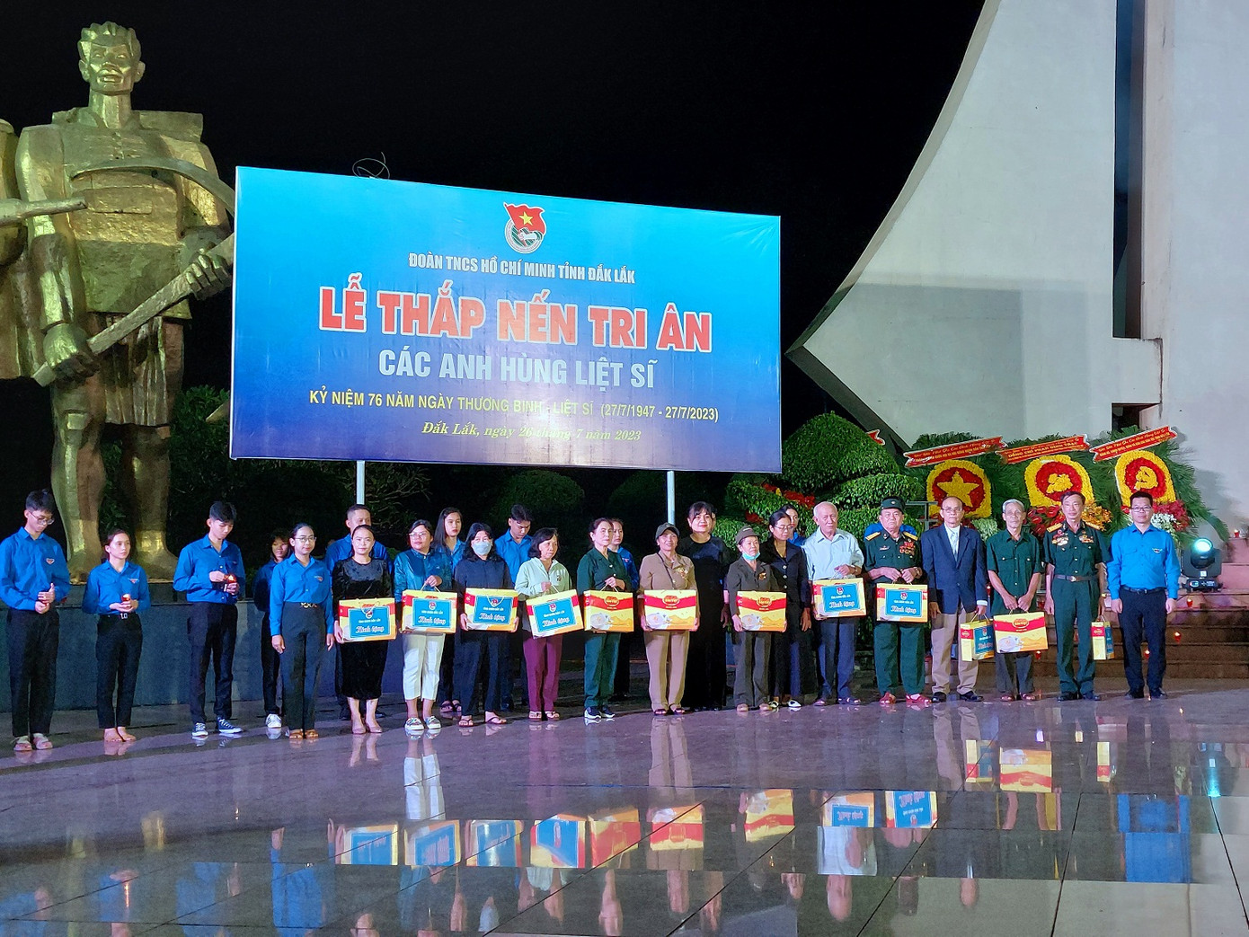 Tỉnh Đoàn Đắk Lắk trao tặng 20 suất quà cho các hộ gia đình chính sách, khó khăn