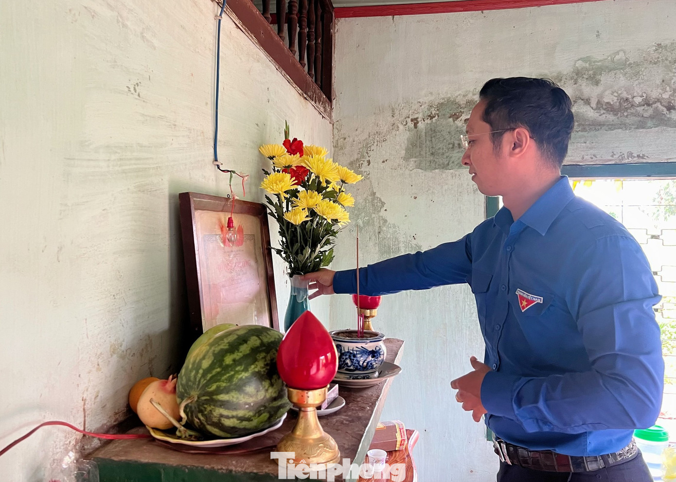 Đoàn thanh niên sắp xếp, chuẩn bị trái cây và hoa giúp gia đình.