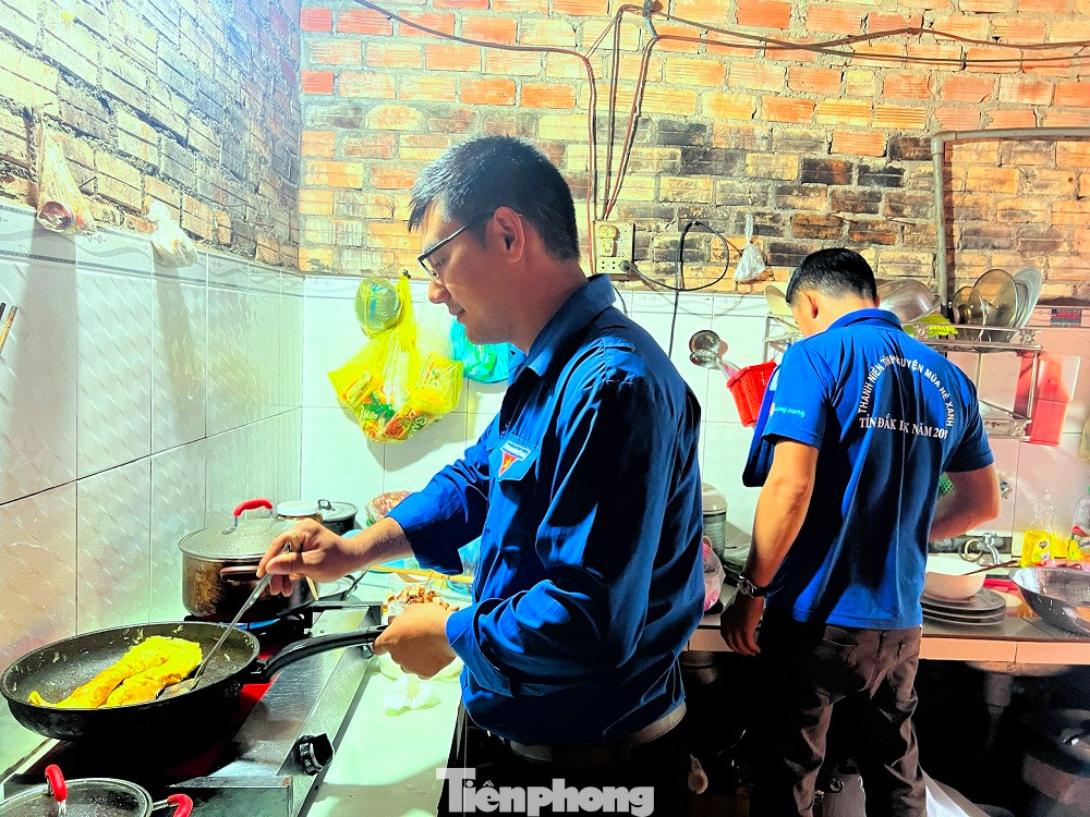 Các đoàn viên thanh niên nấu "Bữa cơm tri ân".