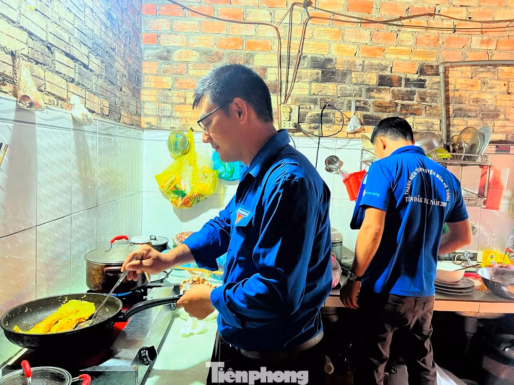 Các đoàn viên thanh niên nấu "Bữa cơm tri ân".
