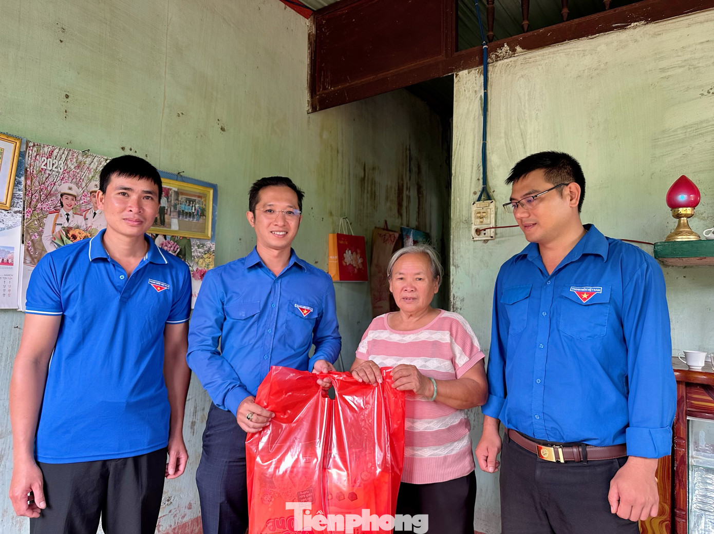 Đoàn Phường An Bình tặng quà bà Hùng.