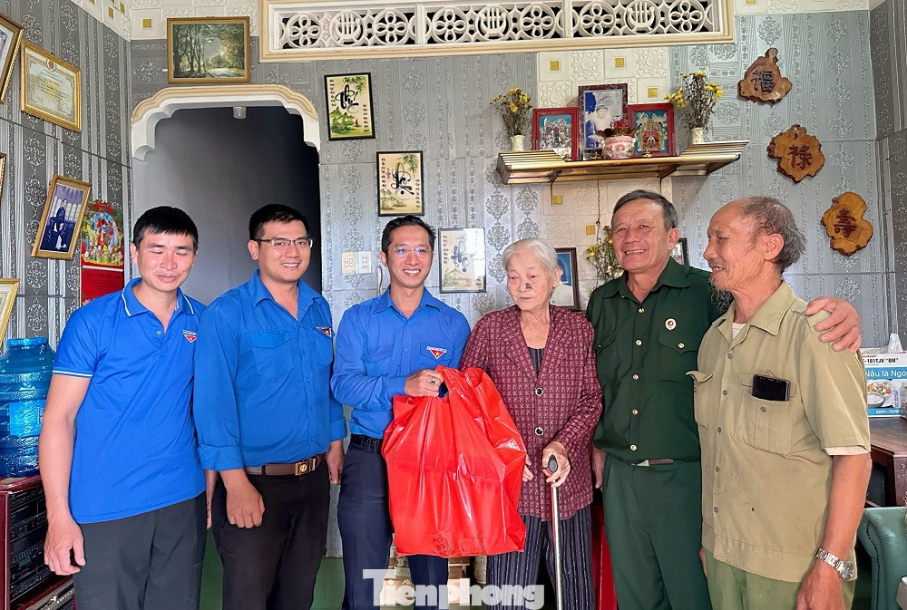 Đoàn phường tặng quà cho các gia đình có công với cách mạng