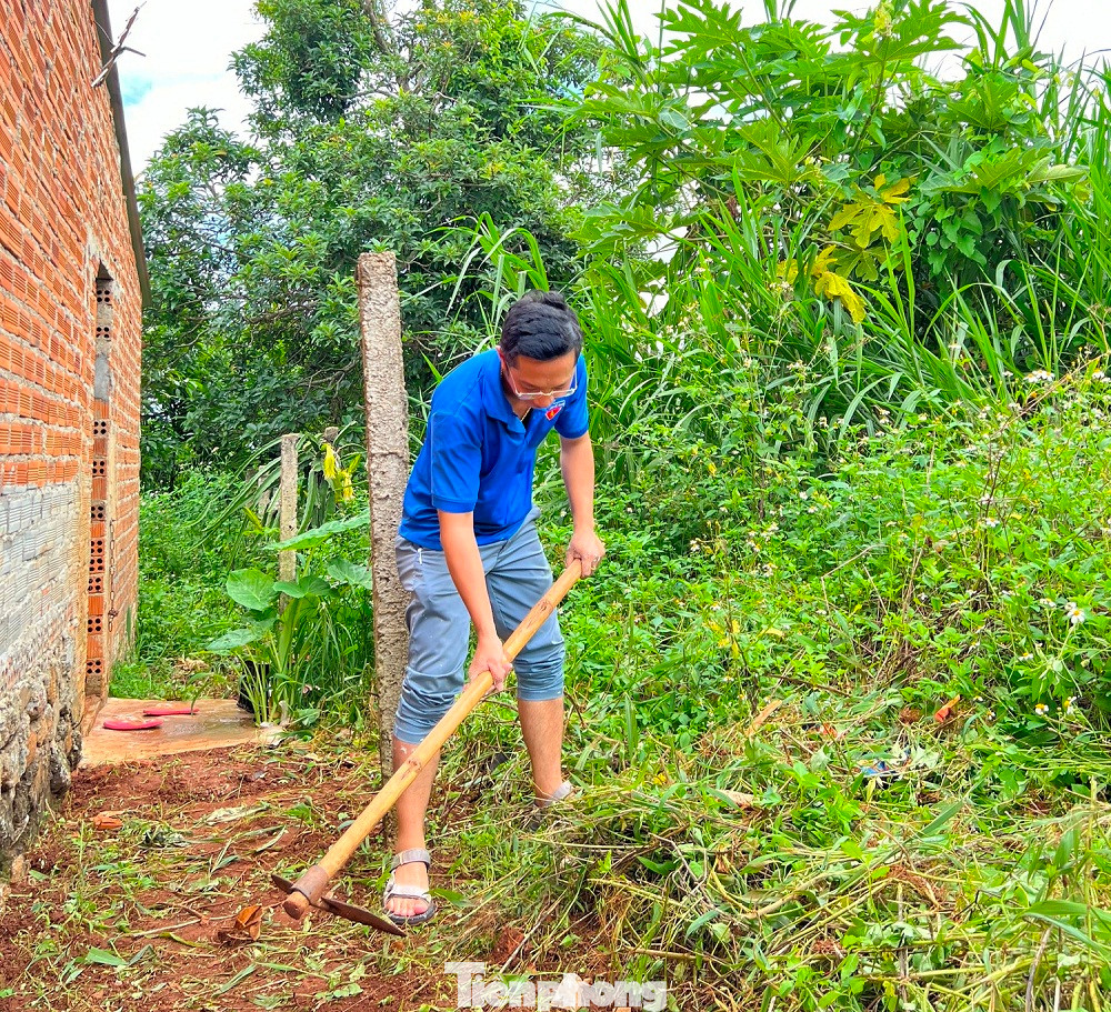 Đoàn thanh niên dọn dẹp nhà cửa, sân vườn giúp các thân nhân gia đình liệt sĩ.