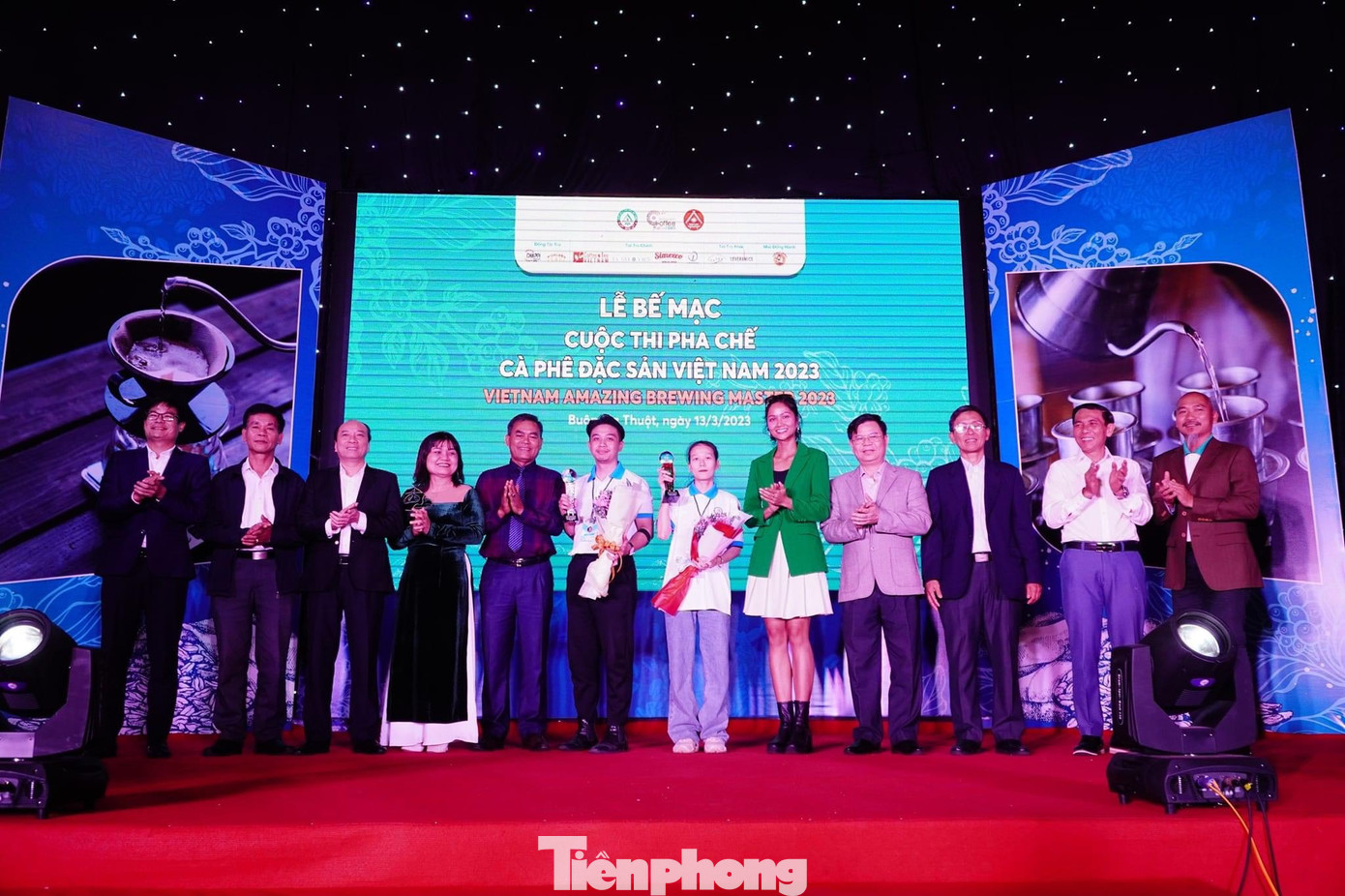 BTC chụp ảnh lưu niệm cùng các thí sinh thắng giải