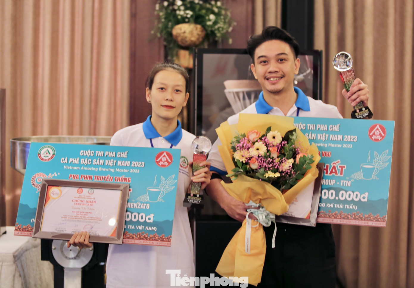 Hai thí sinh đạt giải Nhất: Trương Thị Thiện (tỉnh Đắk Lắk) và Phạm Ngọc Thạch (Hà Nội)