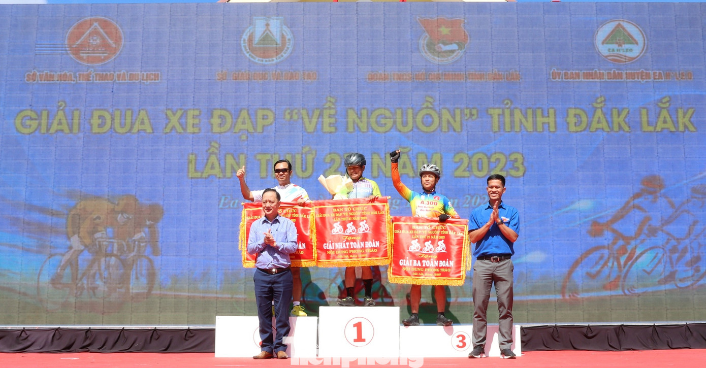 Ban tổ chức trao giải cho các đoàn Ban tổ chức trao giải cho các đoàn