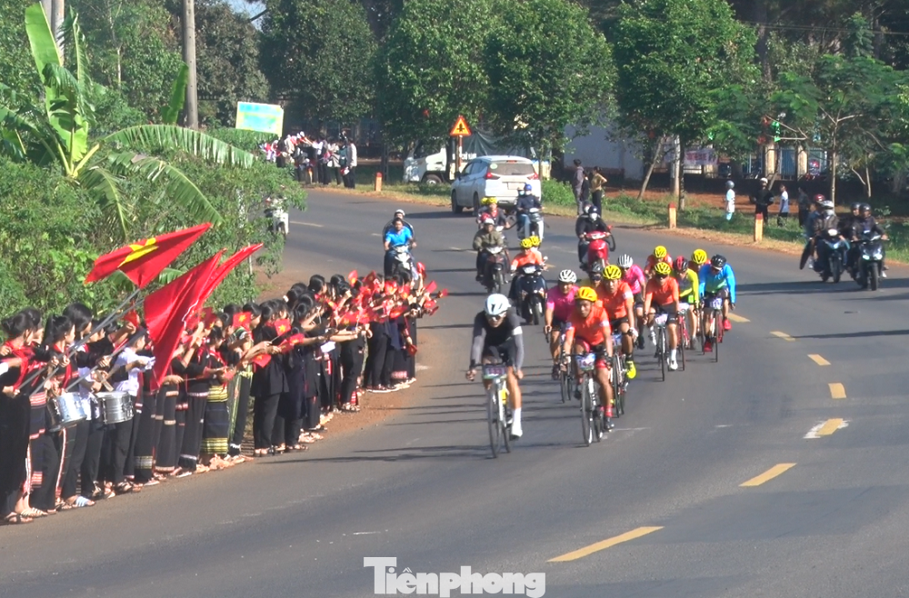 Hơn 150 vận động viên tham gia giải đua xe đạp Về nguồn Hơn 150 vận động viên tham gia giải đua xe đạp Về nguồn