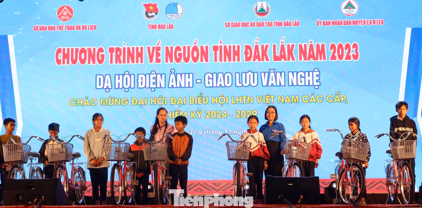 Ban tổ chức trao tặng xe đạp cho học sinh khó khăn học giỏi