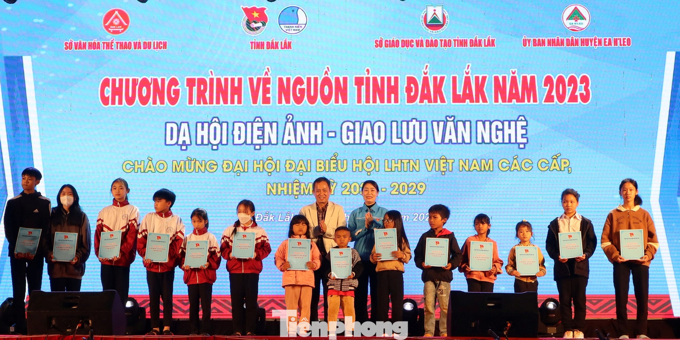 Học sinh khó khăn được nhận học bổng Học sinh khó khăn được nhận học bổng