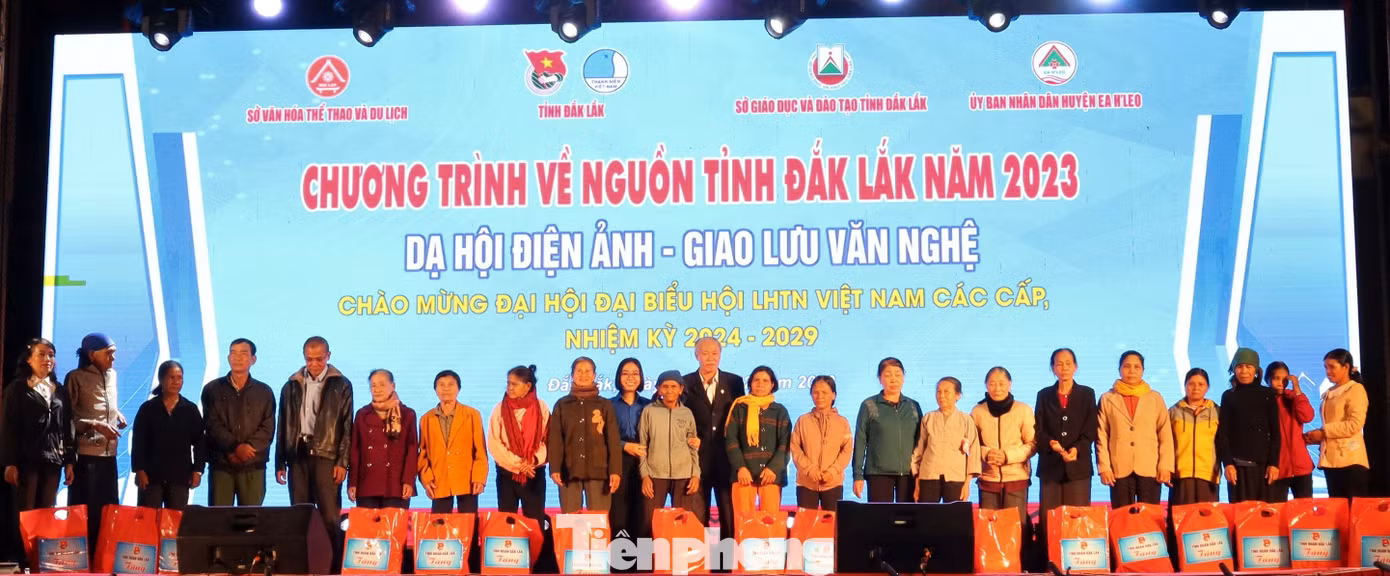 Ban tổ chức tặng quà cho người dân khó khăn