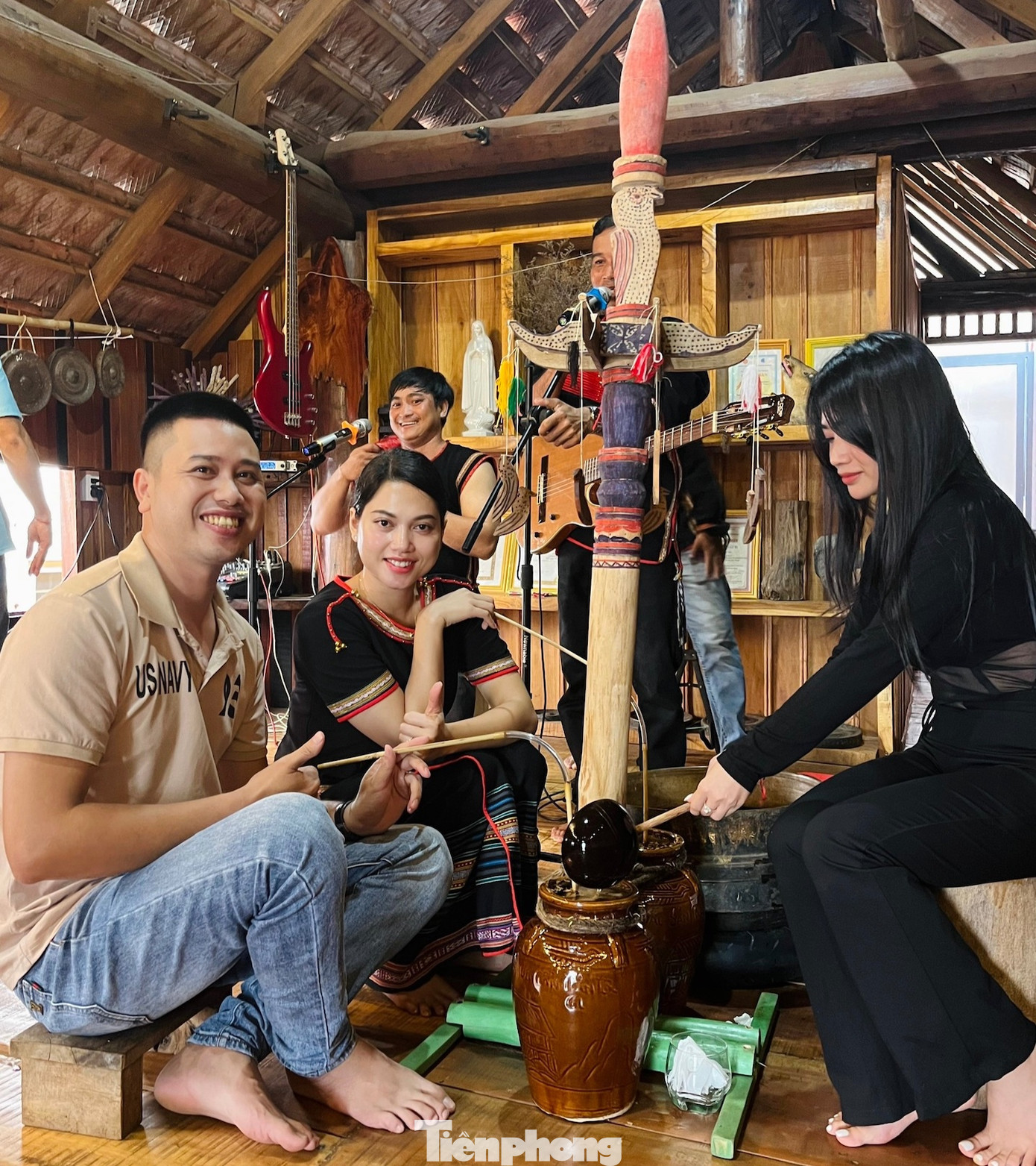 Chị Zu Ni giới thiệu các nét văn hoá độc đáo của dân tộc Ê đê đến du khách