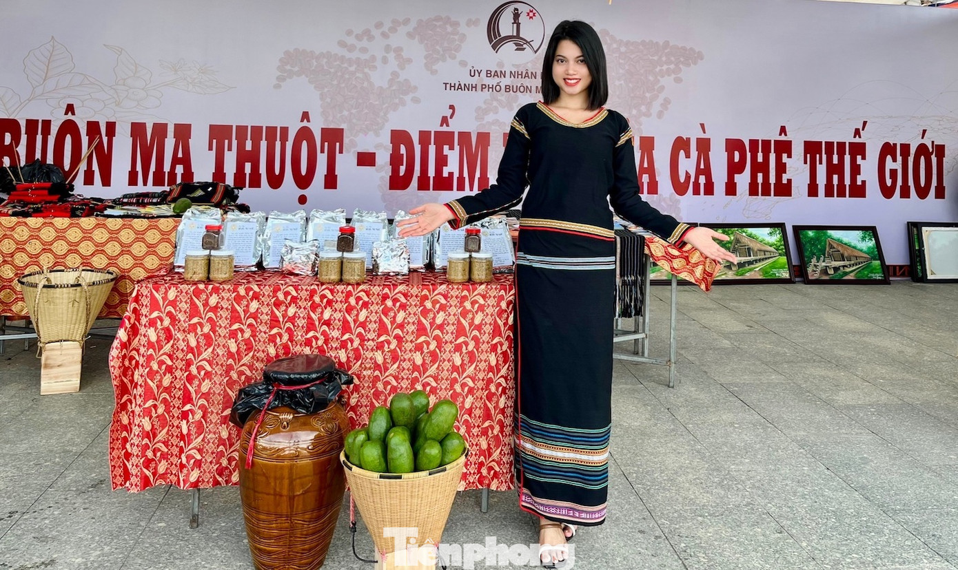 Chị H Zu Ni giới thiệu các sản phẩm đặc sản của địa phương