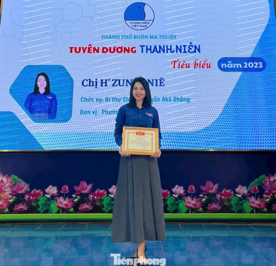 Chị H Zu Ni được Hội thanh niên Việt Nam TP Buôn Ma Thuột tuyên dương là thanh niên sống đẹp