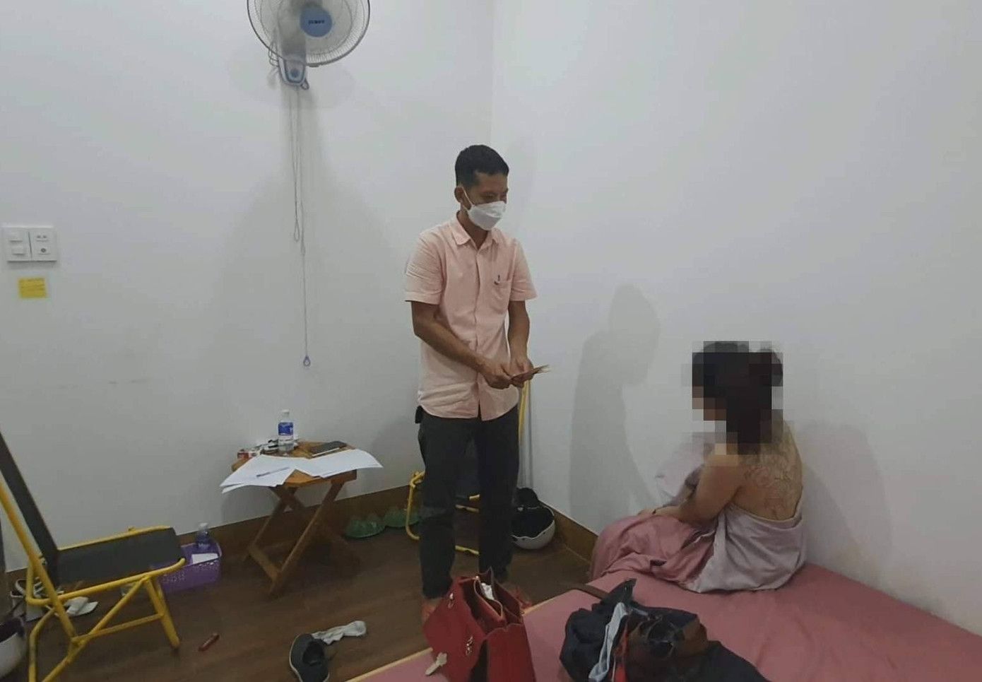 Cơ quan chức năng kiểm tra giấy tờ một cô gái bán dâm