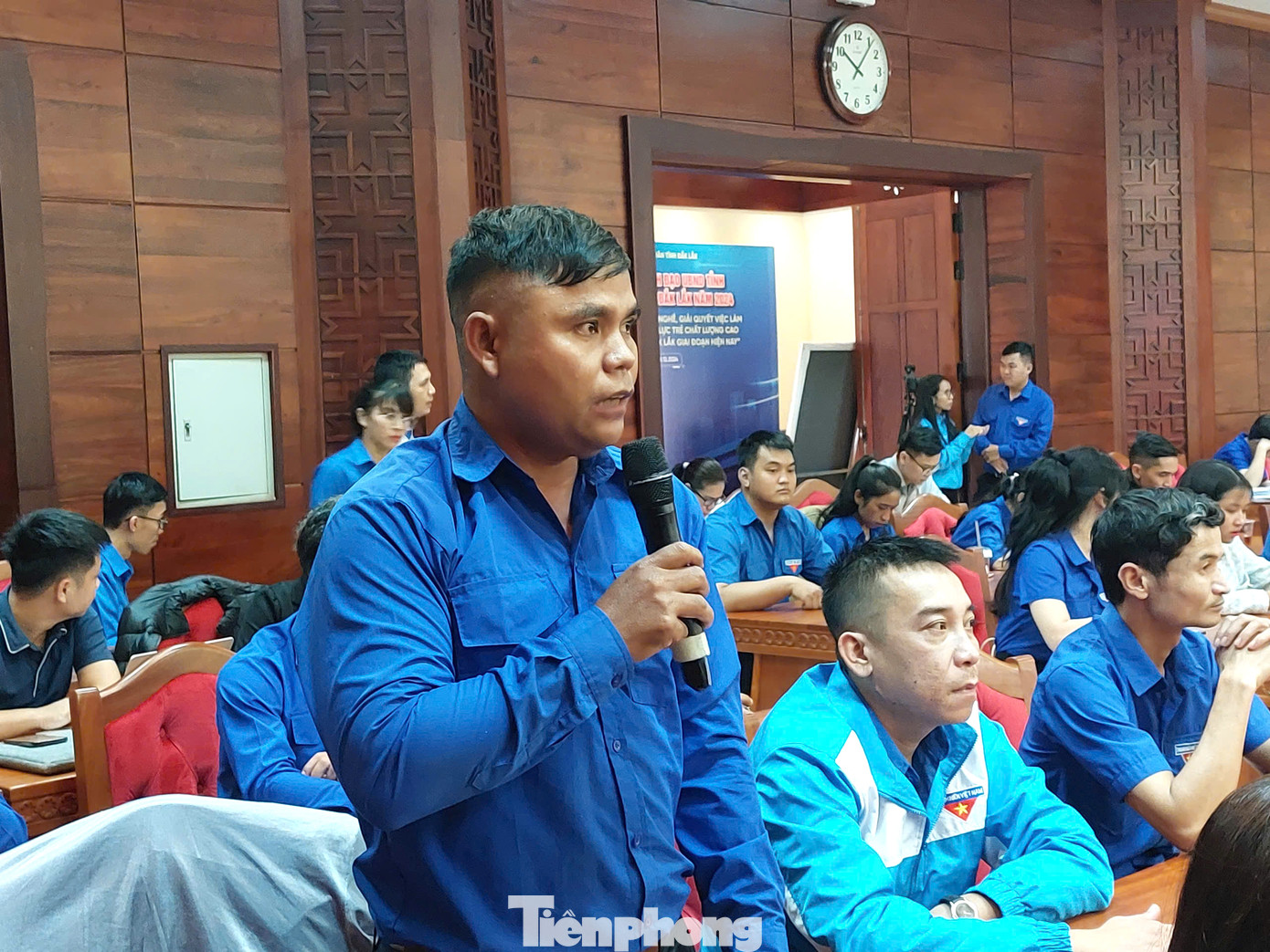 Đại diện thanh niên huyện Krông Búk nêu câu hỏi tại buổi đối thoại