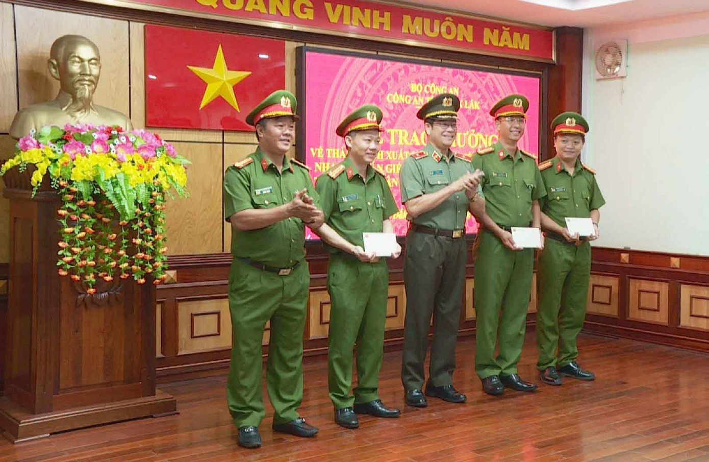 Lãnh đạo Công an tỉnh biểu dương, trao thưởng 3 đơn vị Lãnh đạo Công an tỉnh biểu dương, trao thưởng 3 đơn vị