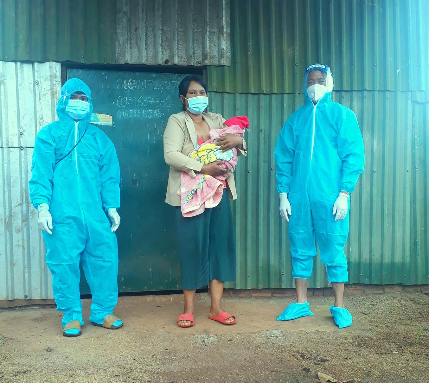 Em bé Êđê 2 tháng tuổi được giao cho đội hình tình nguyện chăm sóc Em bé Êđê 2 tháng tuổi được giao cho đội hình tình nguyện chăm sóc