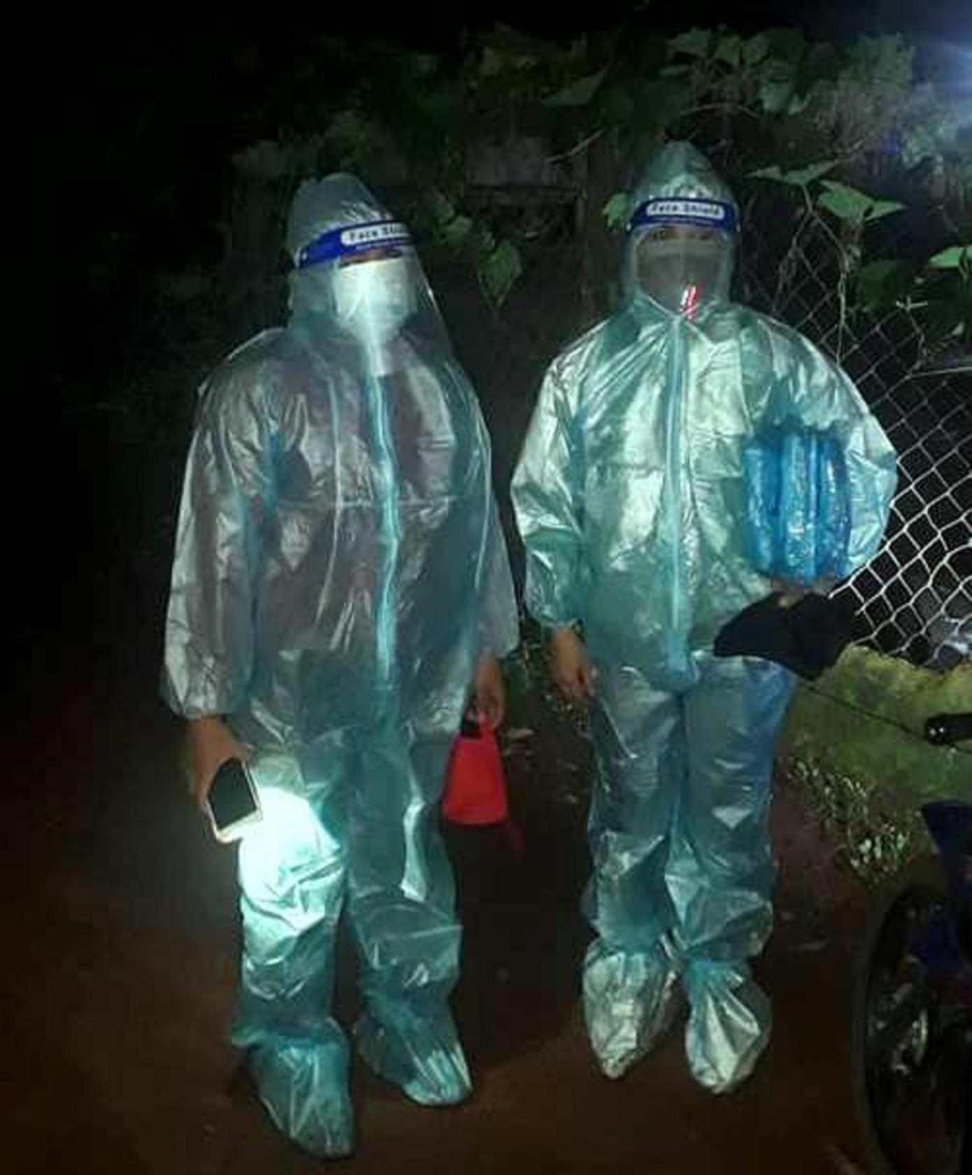 Đại diện lãnh đạo xã trực tiếp cùng đội hình tình nguyện tuyên truyền người dân đi test COVID-19 Đại diện lãnh đạo xã trực tiếp cùng đội hình tình nguyện tuyên truyền người dân đi test COVID-19