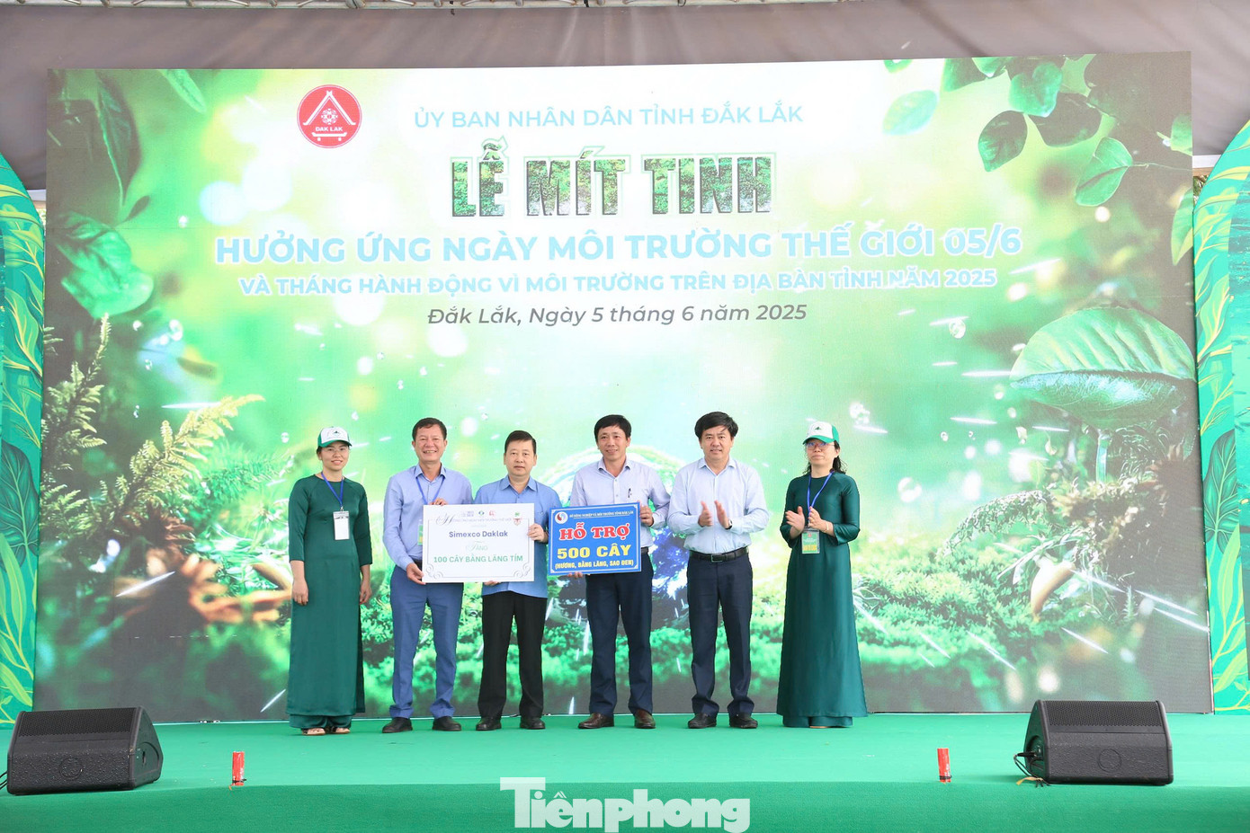 Các đơn vị trao tặng bảng tượng trưng hỗ trợ cây xanh cho UBND TP Buôn Ma Thuột Các đơn vị trao tặng bảng tượng trưng hỗ trợ cây xanh cho UBND TP Buôn Ma Thuột