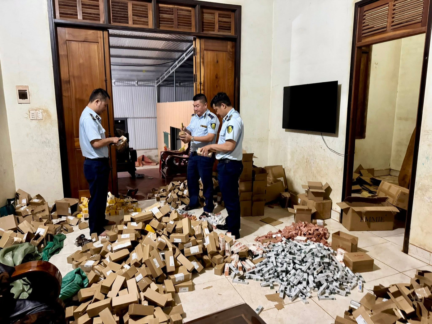 Cơ quan chức năng tạm giữ hơn 3.300 sản phẩm mỹ phẩm không rõ nguồn gốc tại xã Cư Né