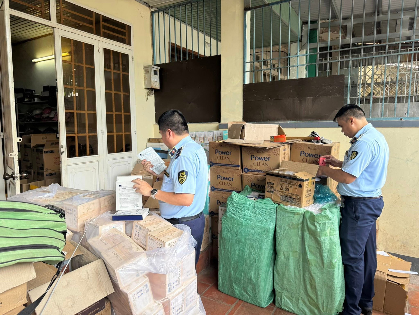 Cơ quan chức năng thu giữ hơn 2.000 sản phẩm mỹ phẩm các loại không rõ nguồn gốc tại TP Buôn Ma Thuột