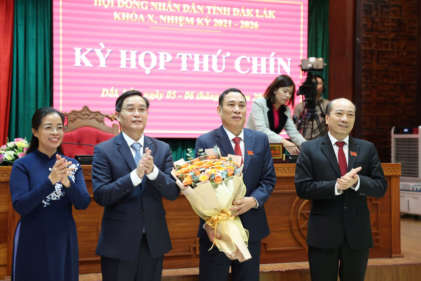 Ông Võ Văn Cảnh - Phó Chủ tịch HĐND tỉnh Đắk Lắk (thứ 2, phải qua) xin nghỉ hưu trước tuổi.