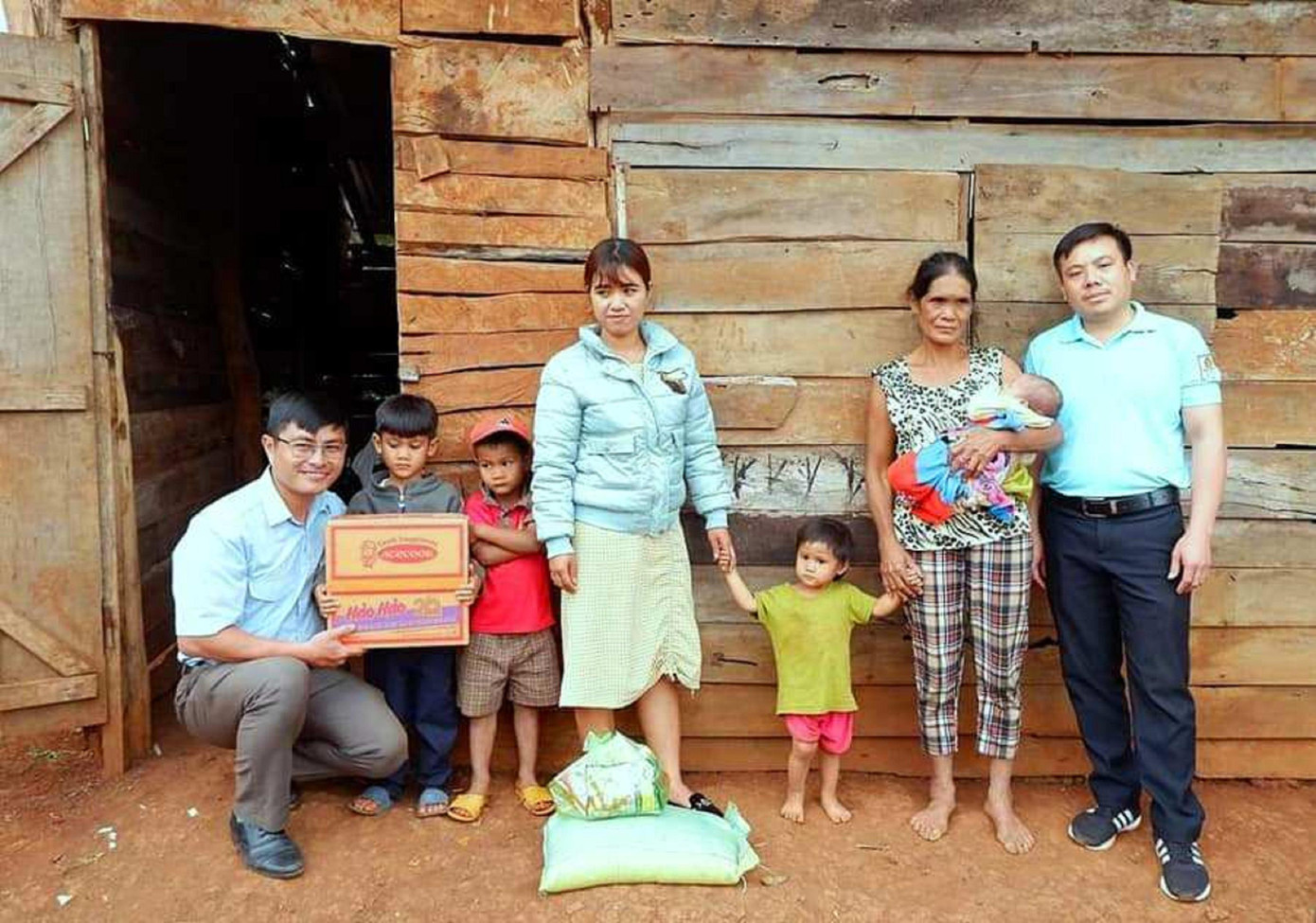 Em Y Jenny Niê Hra nhận quà từ mô hình "Tiếp sức đường dài"