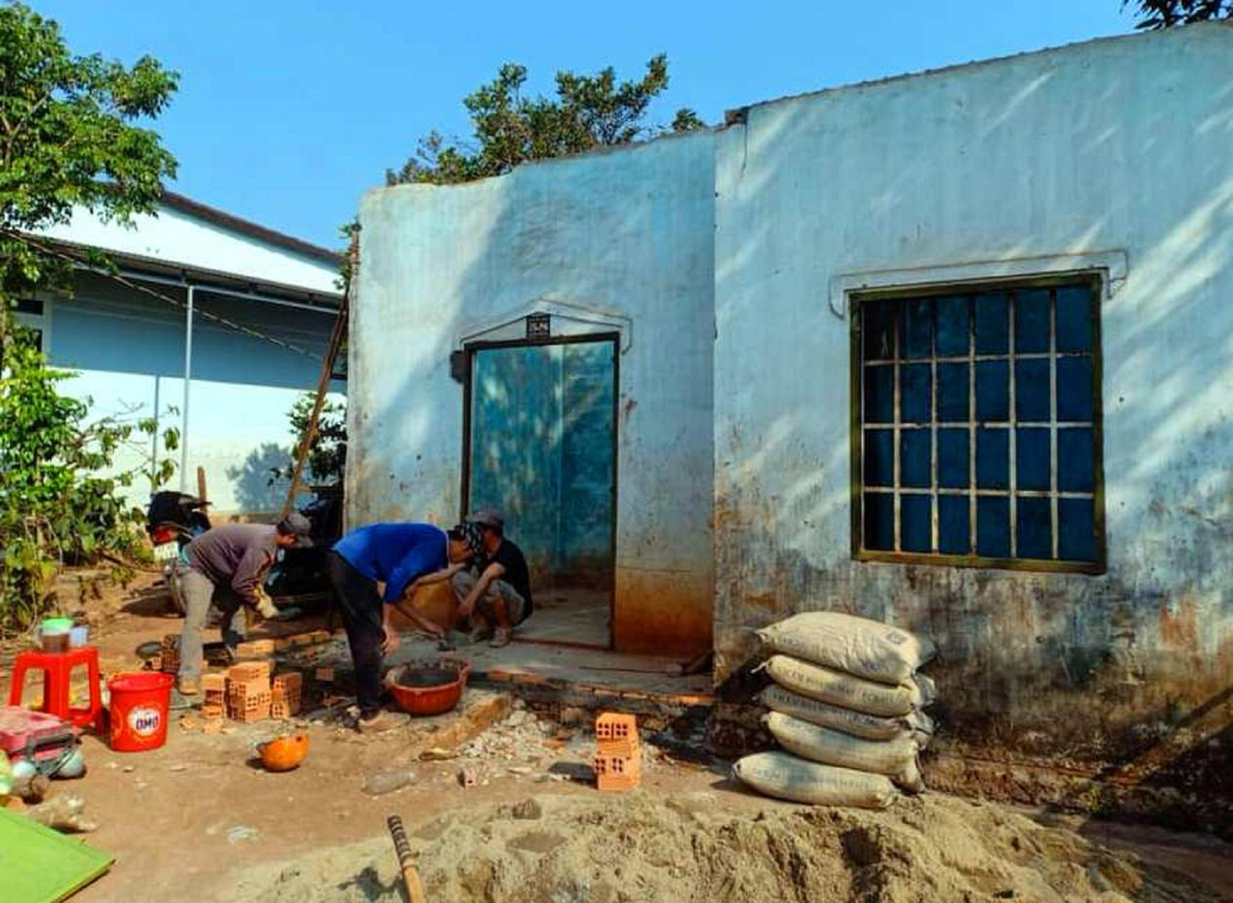 Đoàn thanh niên hỗ trợ sửa, xây nhà cho học sinh hoàn cảnh khó khăn