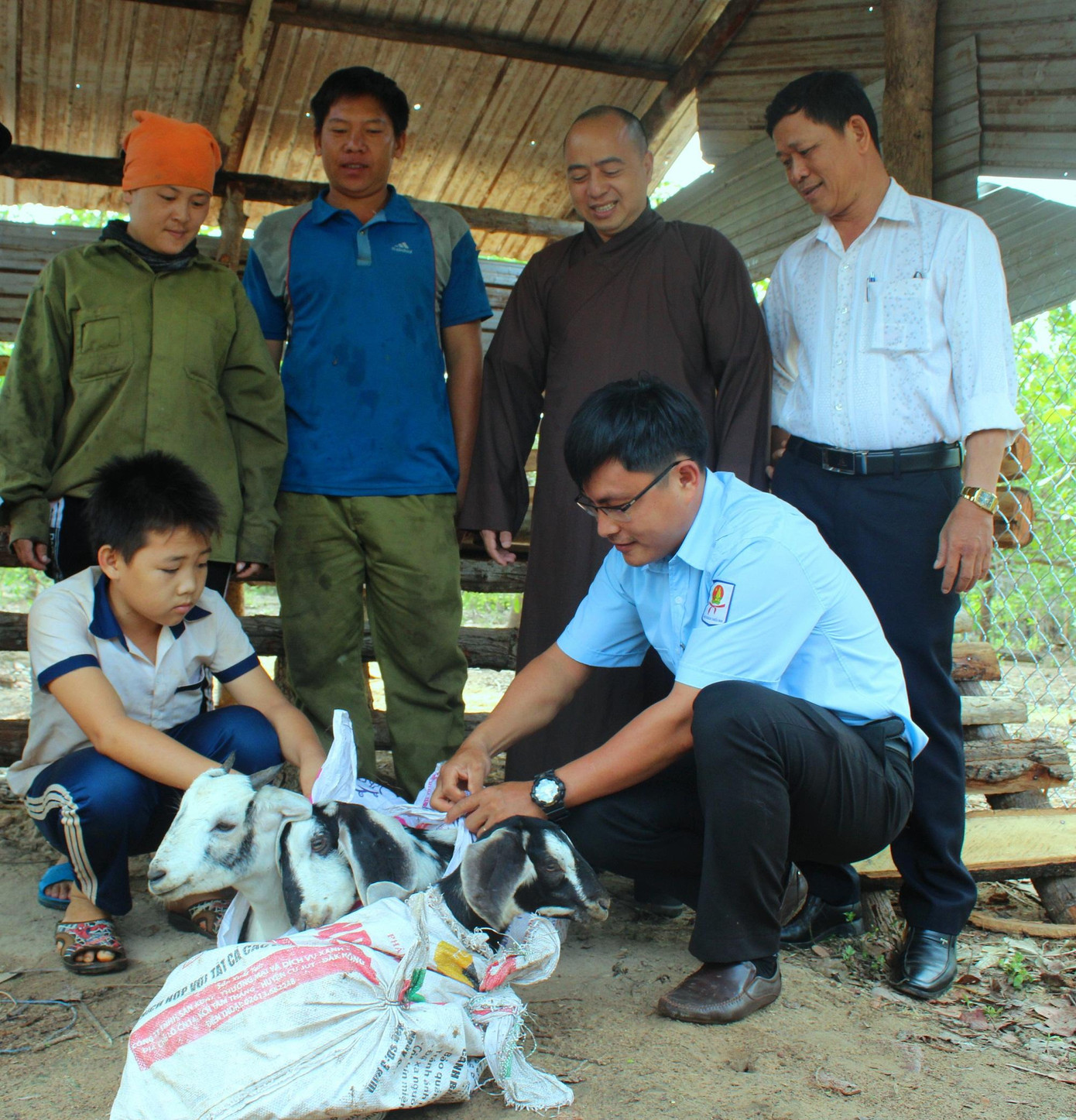 Học sinh có hoàn cảnh khó khăn được hỗ trợ dê giống