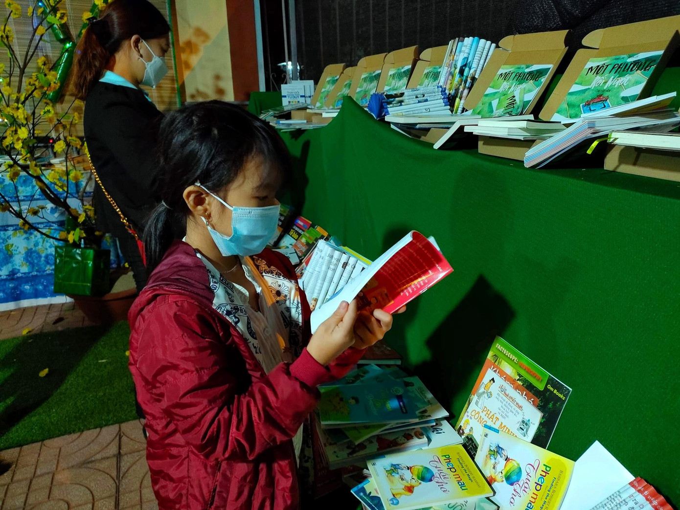 Nhiều bạn nhỏ đến vừa lựa chọn sách vừa đọc sách tại chỗ