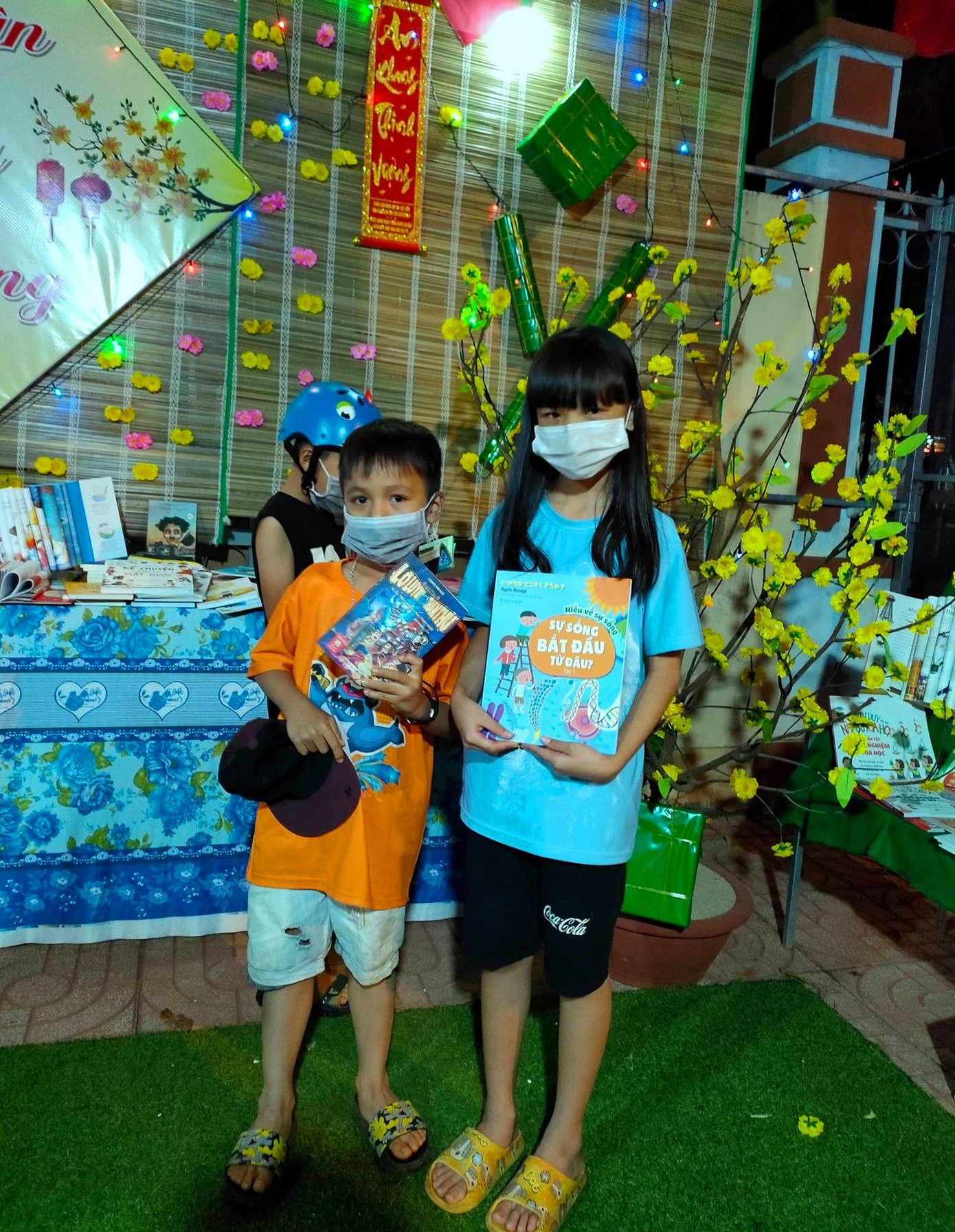 Mỗi bạn sẽ được tự chọn một cuốn sách yêu thích mang về