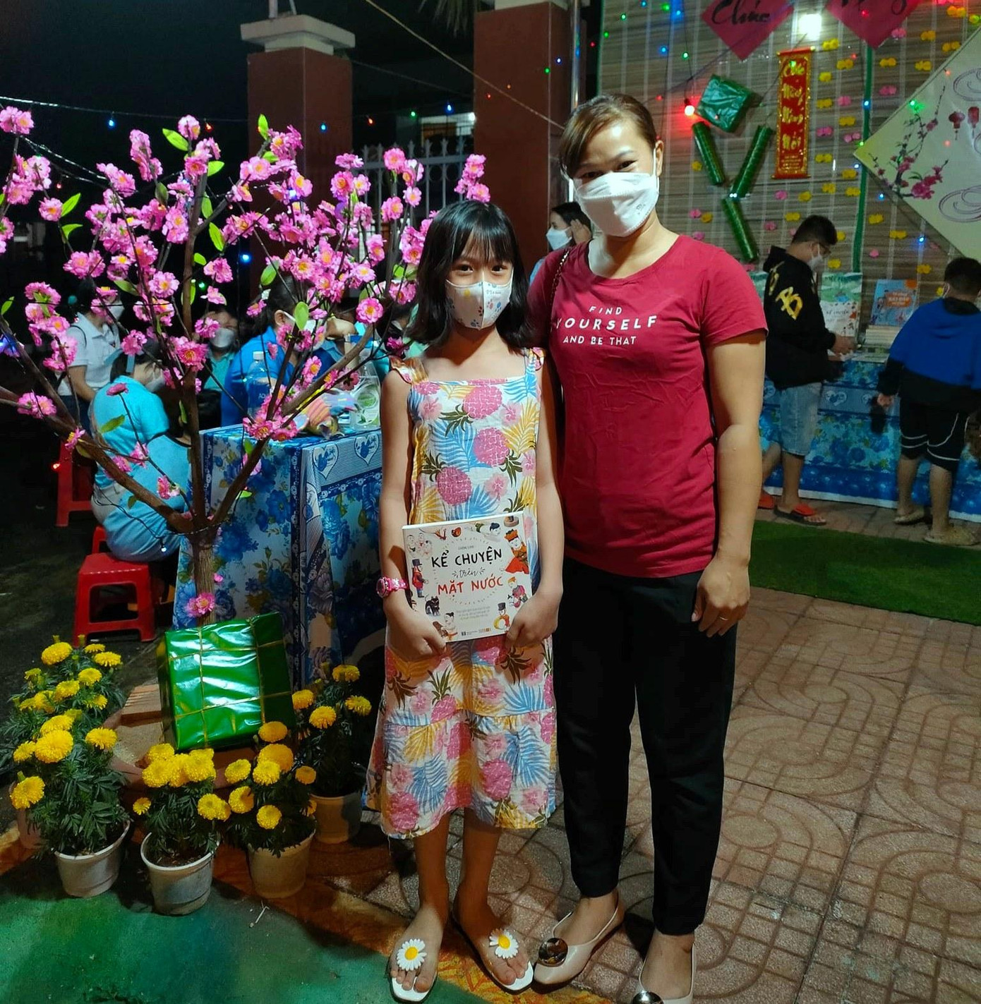 Học sinh ở nhiều xã trên địa bàn huyện đến nhận lì xì sách