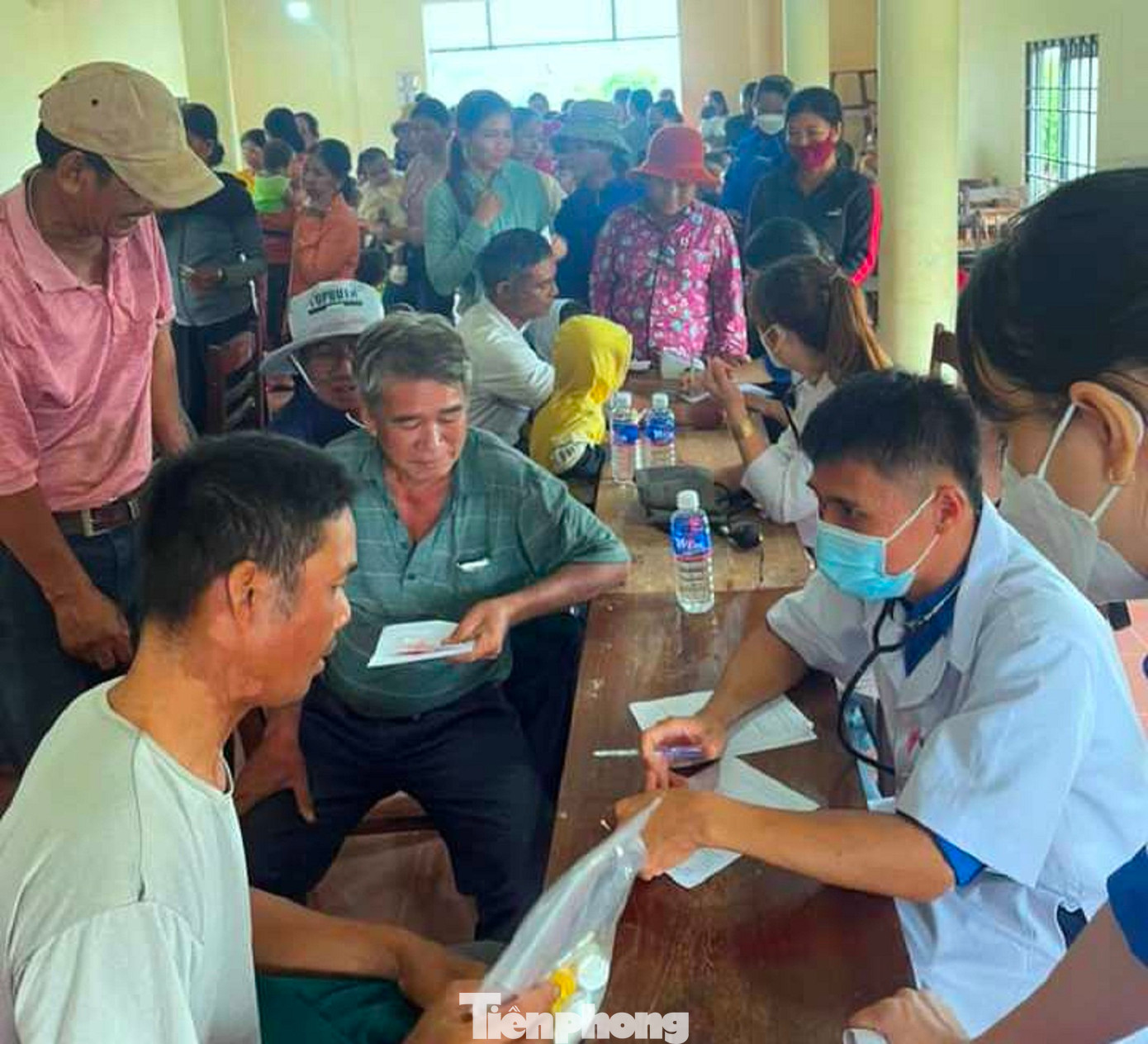 Người dân huyện biên giới được khám bệnh, tư vấn, phát thuốc miễn phí Người dân huyện biên giới được khám bệnh, tư vấn, phát thuốc miễn phí