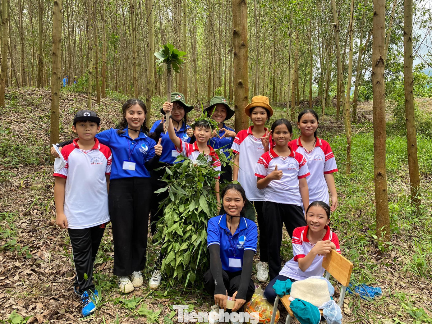 Các đội viên tham gia trải nghiệm một ngày làm chiến sĩ Các đội viên tham gia trải nghiệm một ngày làm chiến sĩ