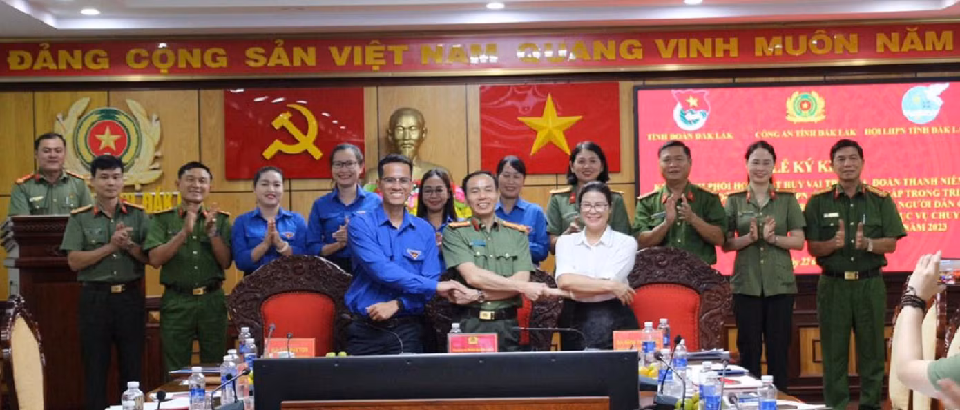 Lễ ký kết kế hoạch phối hợp giữa Công an tỉnh, Tỉnh Đoàn và Hội Liên hiệp Phụ nữ tỉnh Đắk Lắk về công tác chuyển đổi số Lễ ký kết kế hoạch phối hợp giữa Công an tỉnh, Tỉnh Đoàn và Hội Liên hiệp Phụ nữ tỉnh Đắk Lắk về công tác chuyển đổi số
