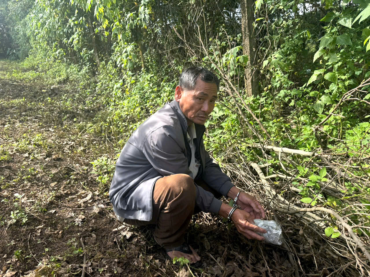 Đối tượng Trần Huy Quang chỉ nơi cất giấu ma túy.