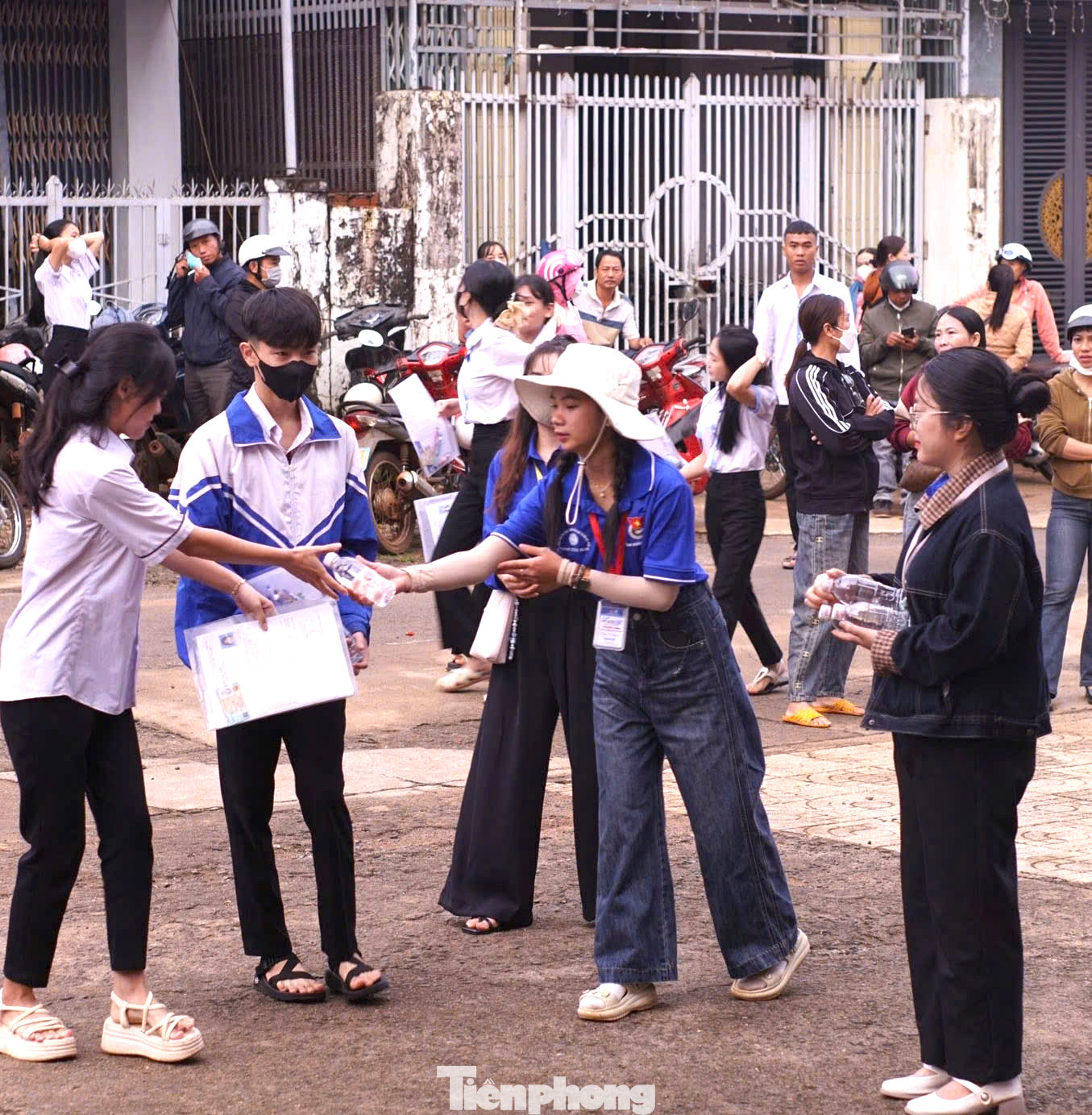 Tại 2 điểm thi trên địa bàn huyện Cư M’gar, lực lượng đoàn viên, thanh niên hỗ trợ, hướng dẫn thí sinh, phát nước uống, bút viết, động viên tinh thần các thí sinh. Bên cạnh đó phát nước cho phụ huynh và dọn dẹp vệ sinh... Tại 2 điểm thi trên địa bàn huyện Cư M’gar, lực lượng đoàn viên, thanh niên hỗ trợ, hướng dẫn thí sinh, phát nước uống, bút viết, động viên tinh thần các thí sinh. Bên cạnh đó phát nước cho phụ huynh và dọn dẹp vệ sinh...