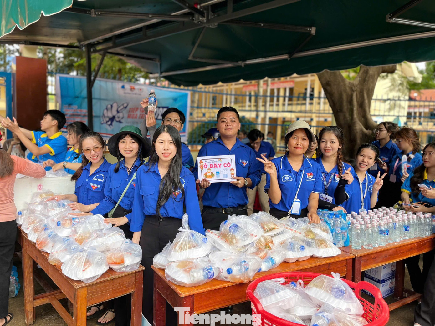 Sau khi kết thúc môn thi, rời khỏi phòng thi, các thí sinh được "tiếp sức" bằng những suất ăn nóng hổi từ thanh niên tình nguyện. Sau khi kết thúc môn thi, rời khỏi phòng thi, các thí sinh được "tiếp sức" bằng những suất ăn nóng hổi từ thanh niên tình nguyện.