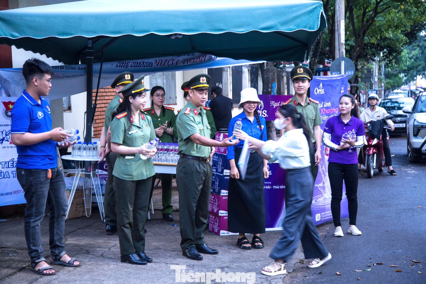 Với tinh thần xung kích, tình nguyện, Ban Thanh niên Công an tỉnh Đắk Lắk với 50 cán bộ, chiến sĩ công an hỗ trợ thí sinh tại 7 điểm thi THPT trên địa bàn TP Buôn Ma Thuột. Với tinh thần xung kích, tình nguyện, Ban Thanh niên Công an tỉnh Đắk Lắk với 50 cán bộ, chiến sĩ công an hỗ trợ thí sinh tại 7 điểm thi THPT trên địa bàn TP Buôn Ma Thuột.