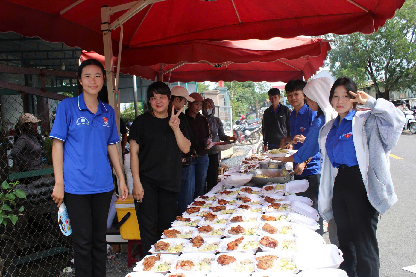 Chị Nguyễn Thị Ngân (áo đen) cùng các tình nguyện viên chuẩn bị suất cơm hỗ trợ thí sinh. Chị Nguyễn Thị Ngân (áo đen) cùng các tình nguyện viên chuẩn bị suất cơm hỗ trợ thí sinh.