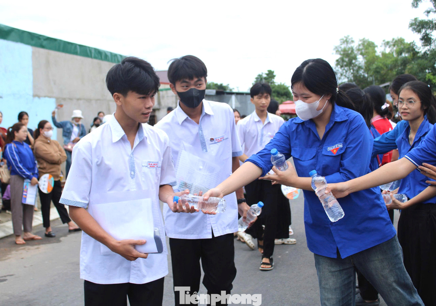 Năm nay, đội hình Tiếp sức mùa thi tỉnh Đắk Lắk được triển khai tại 33 điểm thi trên địa bàn tỉnh với trên 1.300 tình nguyện viên tham gia hỗ trợ thí sinh. Năm nay, đội hình Tiếp sức mùa thi tỉnh Đắk Lắk được triển khai tại 33 điểm thi trên địa bàn tỉnh với trên 1.300 tình nguyện viên tham gia hỗ trợ thí sinh.