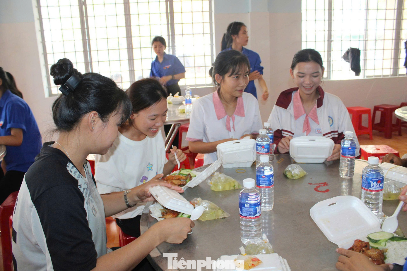 Các thí sinh rạng rỡ khi được hỗ trợ suất ăn miễn phí. Các thí sinh rạng rỡ khi được hỗ trợ suất ăn miễn phí.