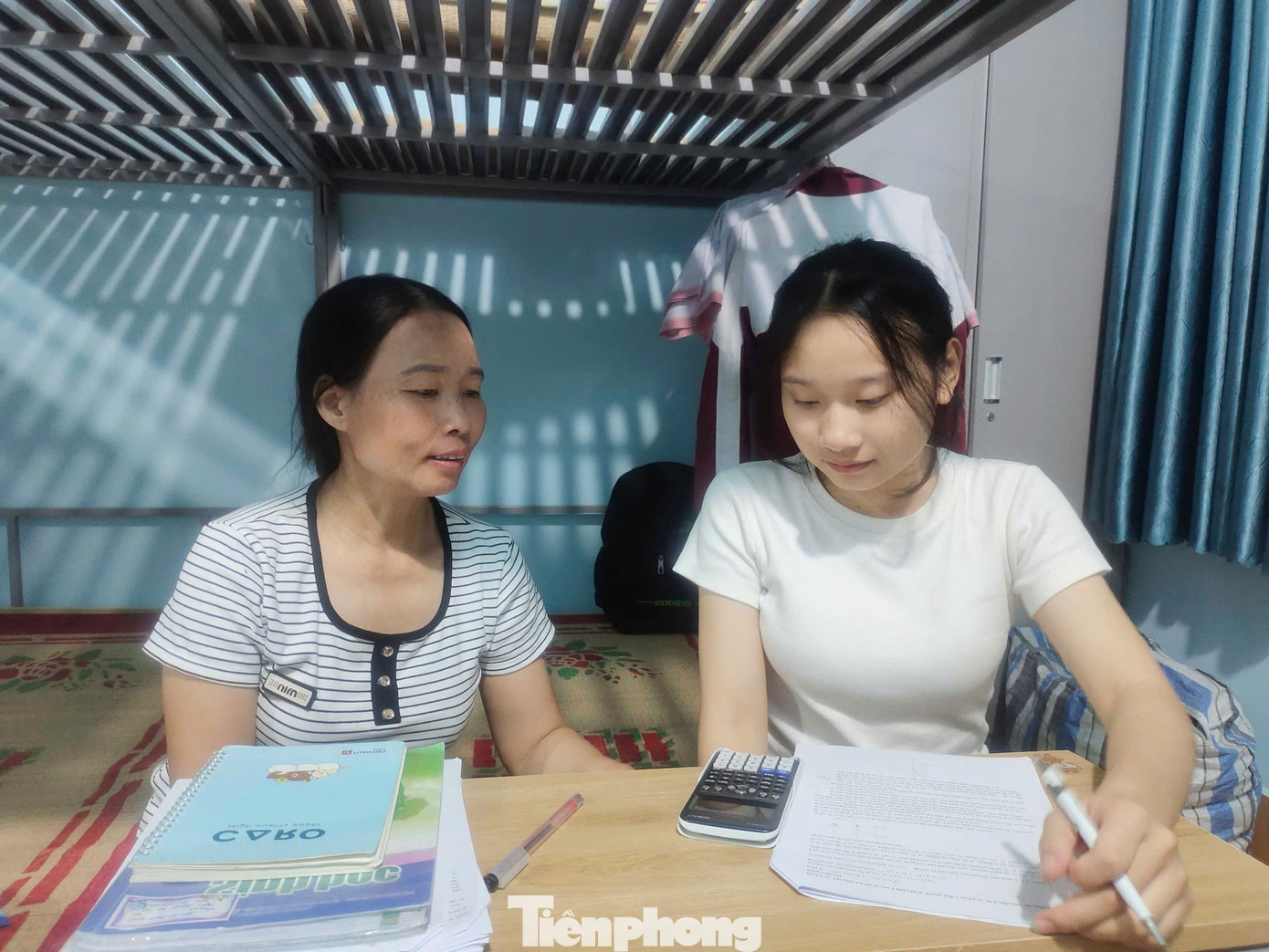 Em Lê Quỳnh Nga và mẹ. Em Lê Quỳnh Nga và mẹ.